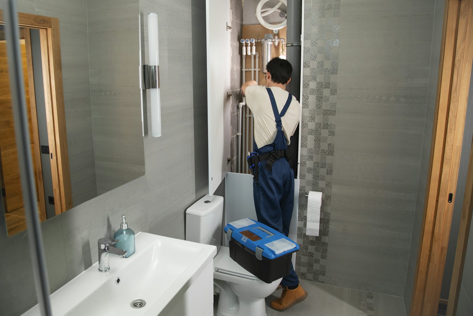 Handwerker repariert Rohrleitungen in einem Badezimmer