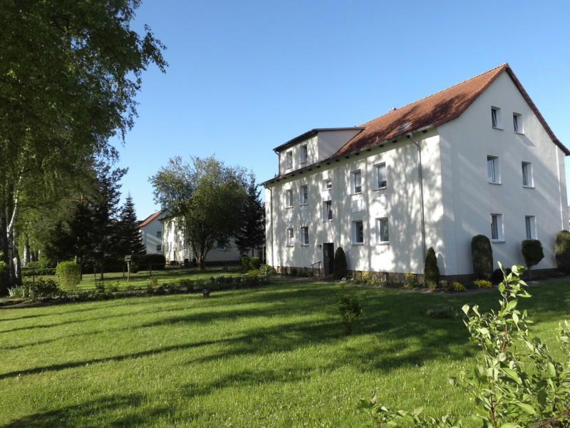 Wohnhaus der WOGE Mildenitz in Mestlin mit großer Rasenfläche